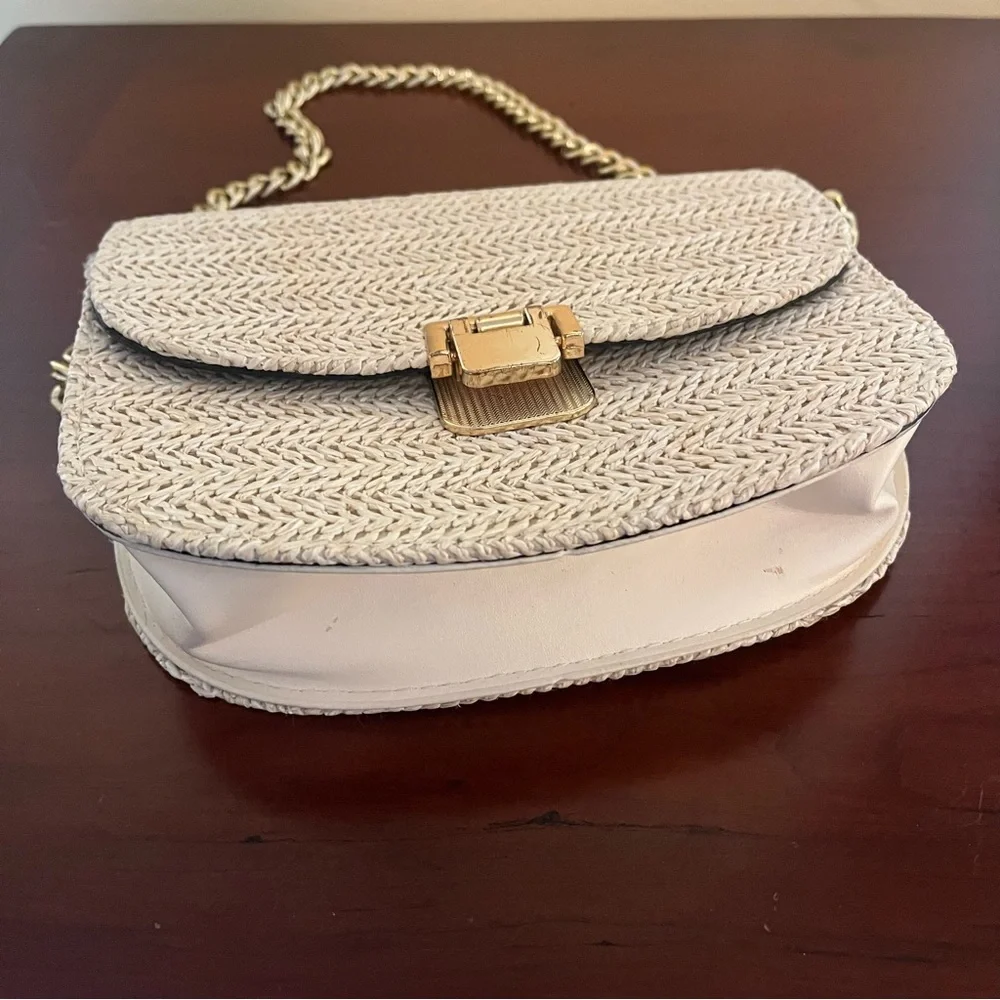 🧋Tan Woven Shoulder or Crossbody Purse w Gold Chain Strap & Secure Buckle